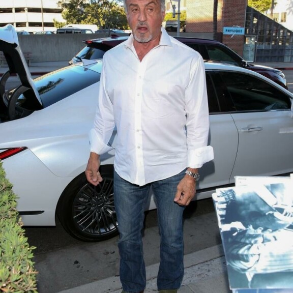 Hitusen harmaantunut Sylvester juhli synttäreitään Beverly Hillsissä. Sylvester Stallone