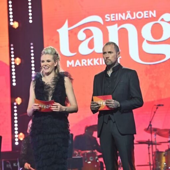 Susanna Laine ja HP Parviainen juontavat Tangomarkkinoiden tv-lähetykset heinäkuussa 2022. Susanna Laine ja HP Parviainen