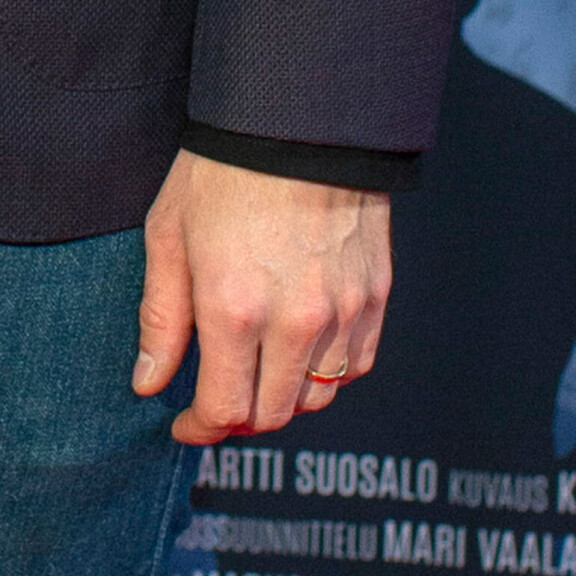 Tällainen sormus Riku Niemisellä oli elokuvan ensi-illassa. Riku N