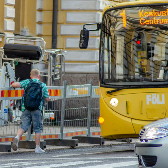 Räppäri väisti bussia. Räppäri väisti bussia.
