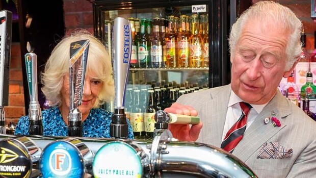 Prinssi Charles meni baariin: kalja maistui - vaimon reaktio tallentui hauskoihin kuviin herttuatar camilla, prinssi Charles