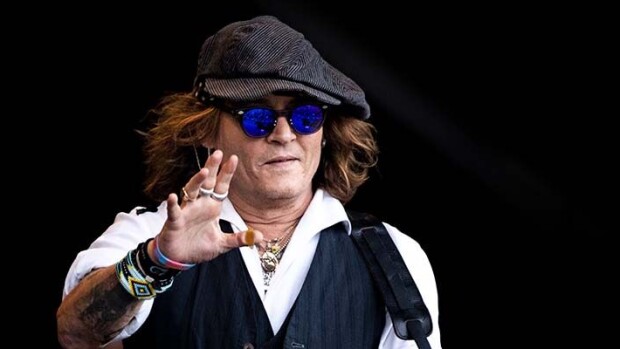 Ohhoh, Johnny Depp ilmestyi lavalle suomalaisen Ninan käsityötä yllään - huikea kunnianosoitus JOHNNY DEPP