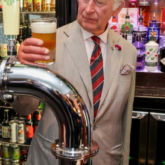 Charles tutki tarkasti juomaansa ennen ensimmäistä hörppyä. prinssi Charles