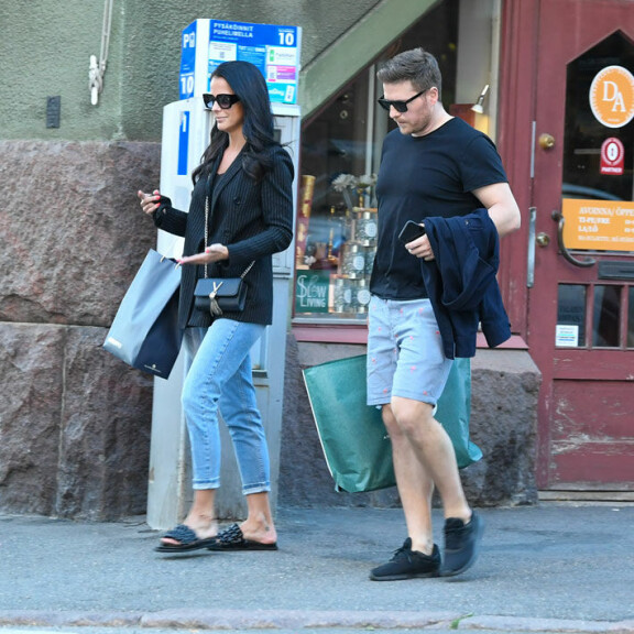 Satu Tuomisto ja Toni Dahlman ovat seurustelleet jo pidemmän aikaa. Paparazzi bongasi heidät parisen viikkoa sitten. Satu Tuomisto ja Toni Dahlman ovat seurustelleet jo pidemmän aikaa.