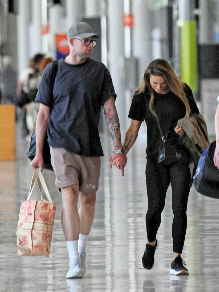 Urheilullinen tanskalaismies herätti huomiota, sillä hän on varsin pitkä. Jesper ja Martina kävelivät lentoasemalla käsi kädessä, ja herrasmiehen tavoin Jesper kantoi Martinan Dior-laukkua.