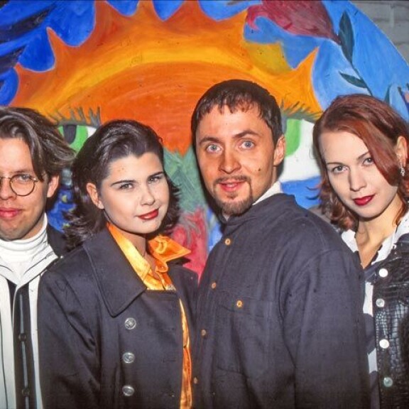 Aikakone perustettiin 1995. Kuvassa Maki Kolehmainen, Sani, Alex ja Vera. Vera jätti yhtyeen vuonna 2013. Aikakone perustettiin 1995. Kuvassa Maki Kolehmainen, Sani, Alex ja Vera. Vera jätti yhtyeen vuonna 2013.