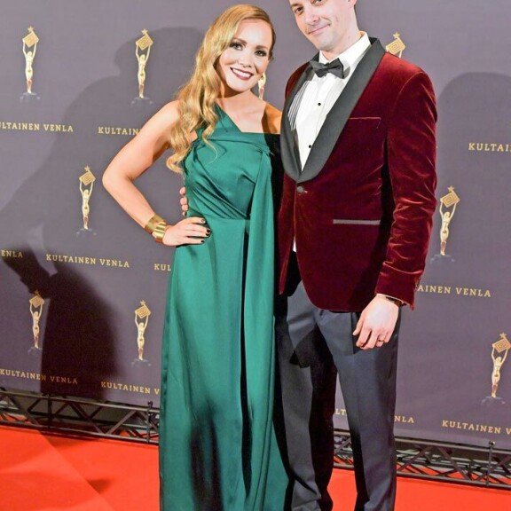 Näyttävän kaksikon rakkaus syttyi 16 vuotta sitten. Vuonna 2011 avioituneella parilla on kolme lasta. Näyttävän kaksikon rakkaus syttyi 16 vuotta sitten. Vuonna 2011 avioituneella parilla on kolme lasta.