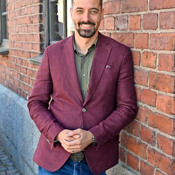 Pikkulapsiarki muuttaa railakkaitakin ihmisiä. Ile vakuuttaa Seiskalle, ettei krapulaakaan ole tullut hankituksi sitten uudenvuoden. Pikkulapsiarki muuttaa railakkaitakin ihmisiä. Ile vakuuttaa Seiskalle, ettei krapulaakaan ole tullut hankituksi sitten uudenvuoden.