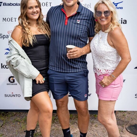 Teemu toi Sirpa-vaimon ja tyttärensä Veeran perinteiseen Bermuda-turnaukseen viime lauantaina. Teemu toi Sirpa-vaimon ja tyttärensä Veeran perinteiseen Bermuda-turnaukseen viime lauantaina.