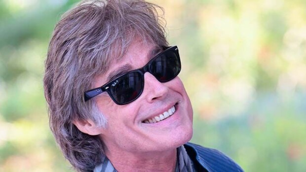 Nyt on komea auto! Ronn 'Ridge' Moss sai upean 70-vuotislahjan - ahtautui Playboy-vaimonsa kanssa nostalgiseen menopeliin ronn moss