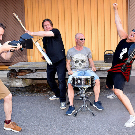 Kaitsun Summer of 69 -tulkinnan musiikkivideon ohjaamisesta vastasi Tomi Salakari (vas.). Kai Merilä