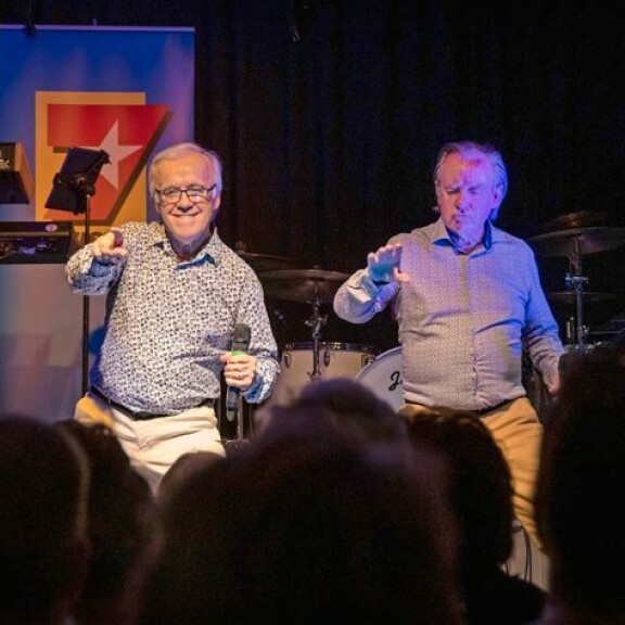 – Laitetaan pöytä täyteen, Teppo tarjoaa, Matti virnuili lavalla. – Mä tarjoan aina, jos sä maksat, Teppo vastasi ja sai yleisön räjähtämään nauruun. – Laitetaan pöytä täyteen, Teppo tarjoaa, Matti virnuili lavalla. – Mä tarjoan aina, jos sä maksat, Teppo vastasi ja sai yleisön räjähtämään nauruun.