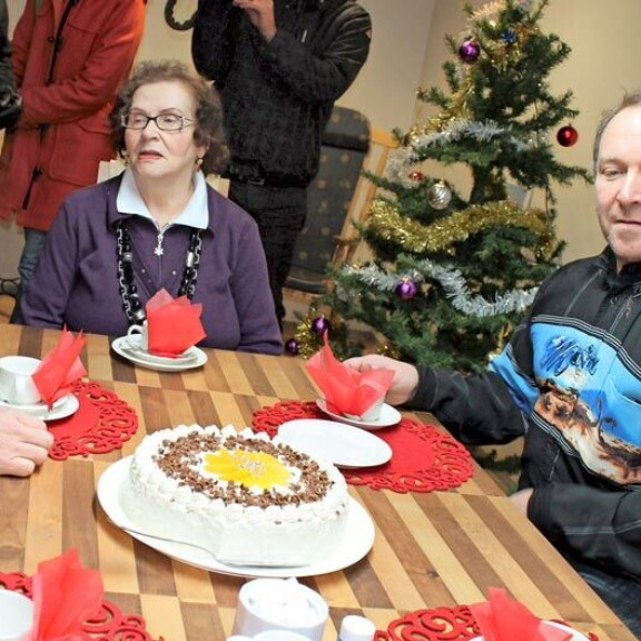 Teuvo Hakkarainen näki äitinsä Hilja-Kyllikin viimestä kertaa äitienpäivänä. Yhteiskuva on joulukuulta 2011. Teuvo Hakkarainen näki äitinsä Hilja-Kyllikin viimestä kertaa äitienpäivänä. Yhteiskuva on joulukuulta 2011.