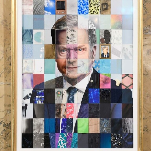 Sauli Niinistön mosaiikkimuotokuvan tuottivat kuvataiteilijat Atro Linnavirta ja Anita Naukkarinen. sauli niinistö