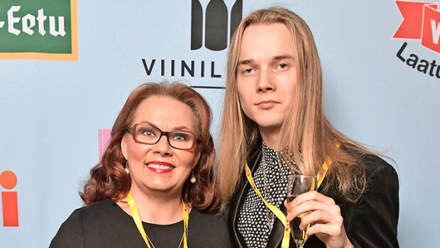 Tältä Nina Mikkosen Mikael-poika näyttää ilman pitkää tukkaa - aloitti armeijan ja julkaisi herkän kirjoituksen: 'En ole isäni kopio' nina ja mikael mikkonen