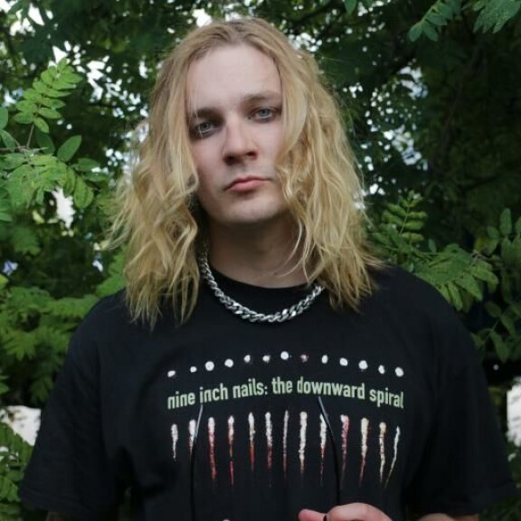 Kuuma kesäsää aiheuttaa yhtyeelle vahinkoja. Joel Hokka