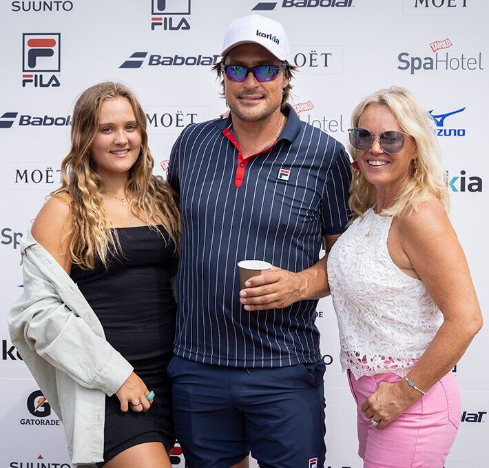 Veera, Teemu ja Sirpa Selänne poseerasivat viikonloppuna Bermuda-tennisturnauksessa. selanteet