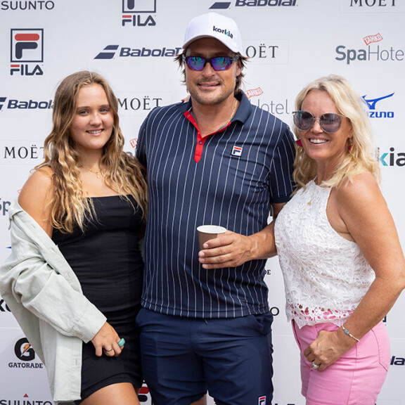 Veera, Teemu ja Sirpa Selänne poseerasivat viikonloppuna Bermuda-tennisturnauksessa. selanteet