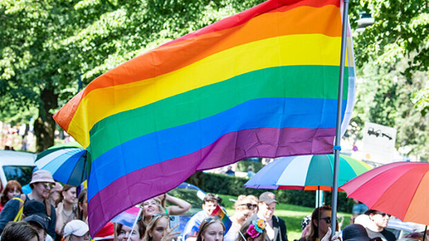 Pride-kulkueessa riitti kuumuutta ja ihmisiä - tunnistatko nämä kulkueessa olleet julkkikset? pride