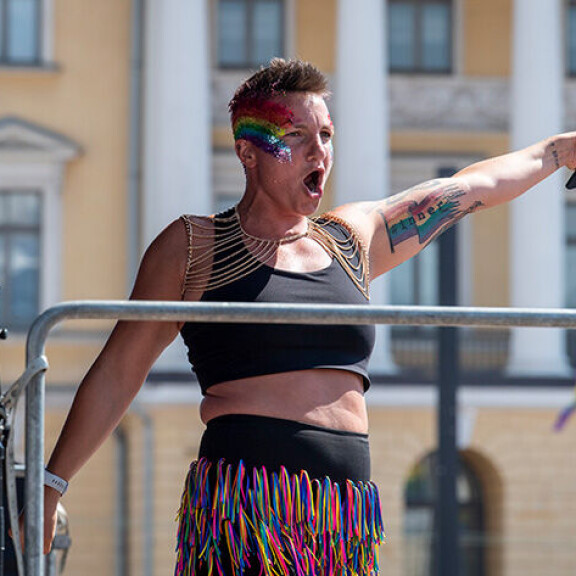 Pride-kulkueessa riitti kuumuutta ja ihmisiä - tunnistatko nämä kulkueessa olleet julkkikset? elina gustafsson