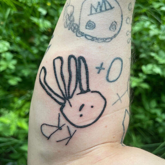 Herra Ylpön käsivartta koristaa mustekala ja nimikirjaimet KR. herra ylppö