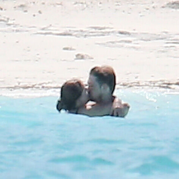 Taylor ja Joe pussailivat vedessä lomaillessaan Turks- ja Caicossaarilla. Taylor Swift ja Joe Alwyn