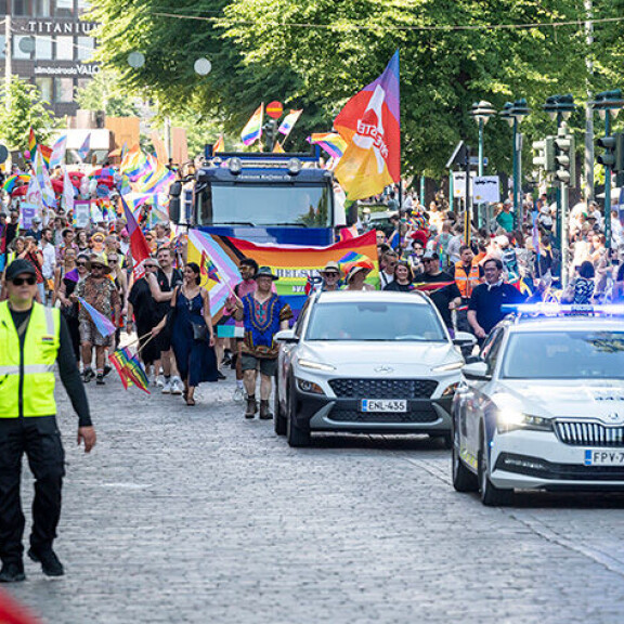 Kulkueen kärjessä kulkee pieni poliisipartio. pride