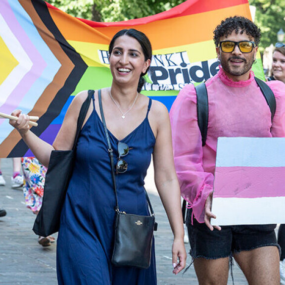 Nasima Razmyar Pride-kulkueen etunenässä pride