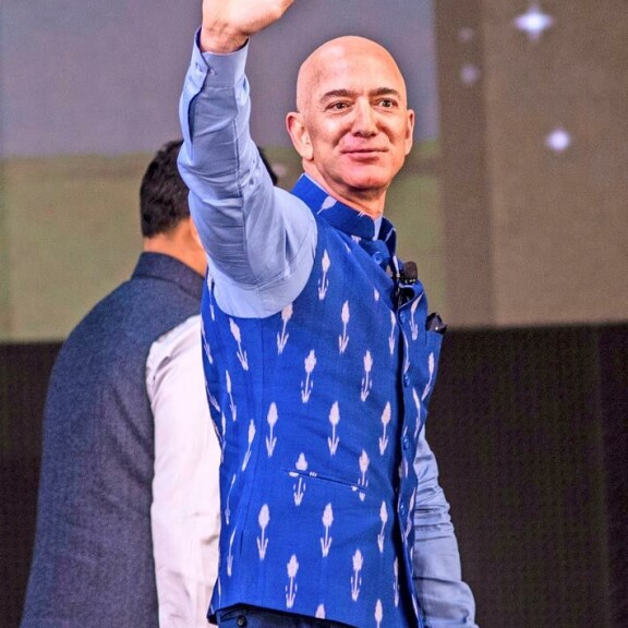 Rihanna iski meikkisuoneen, Ally McBeal -tähti sijoitti koripalloon – näin maailman rikkaimmat julkkikset loivat omaisuutensa Jeff Bezos
