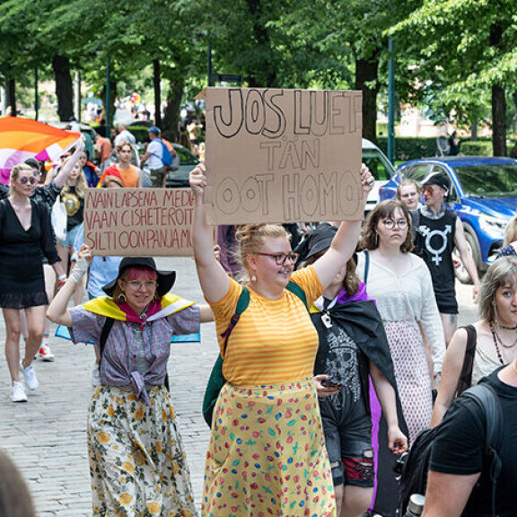 Kylttien teksteissä on myös huumoria mukana pride
