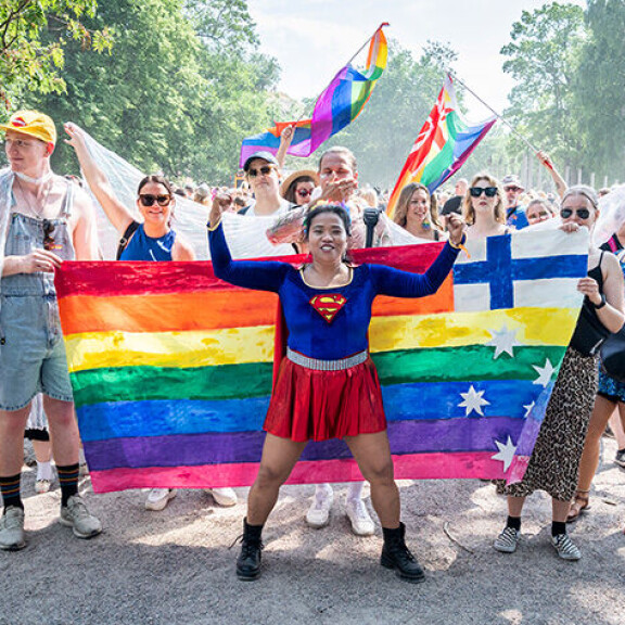 Pride-kulkueessa riitti kuumuutta ja ihmisiä - tunnistatko nämä kulkueessa olleet julkkikset? pride