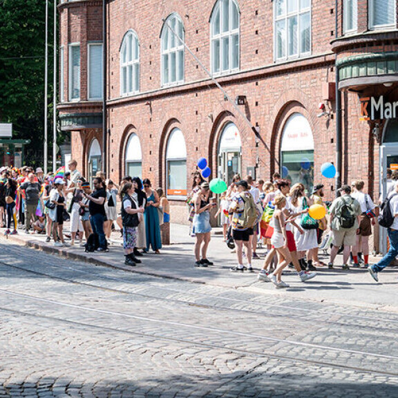Jano yllätti Pride-kansan ja lähikaupan ovelle kiertää komea jono. pride