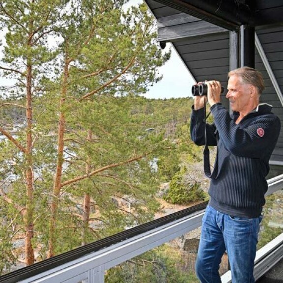 Topista kuoriutuu Kustavin kesähuvilassa lintubongari, ja hän nauttii nyt luonnosta. Topista kuoriutuu Kustavin kesähuvilassa lintubongari, ja hän nauttii nyt luonnosta.