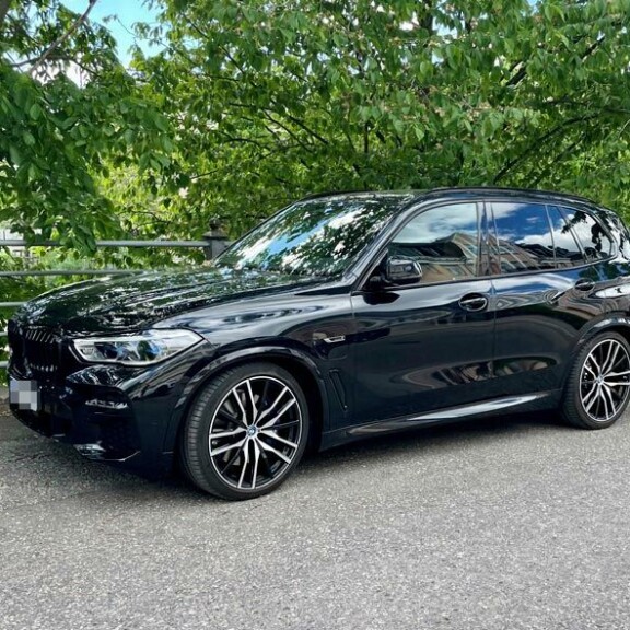 Laurin uudessa menopelissä sekä sähkö- että polttomoottori. Laurin uudessa menopelissä sekä sähkö- että polttomoottori.