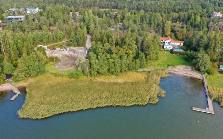 Ilmakuvasta saa hyvän käsityksen siitä, kuinka lähellä uusi talo on Hjalliksen lukaalia. Välissä on vain pieni metsäkaistale. Ilmakuvasta saa hyvän käsityksen siitä, kuinka lähellä uusi talo on Hjalliksen lukaalia. Välissä on vain pieni metsäkaistale.