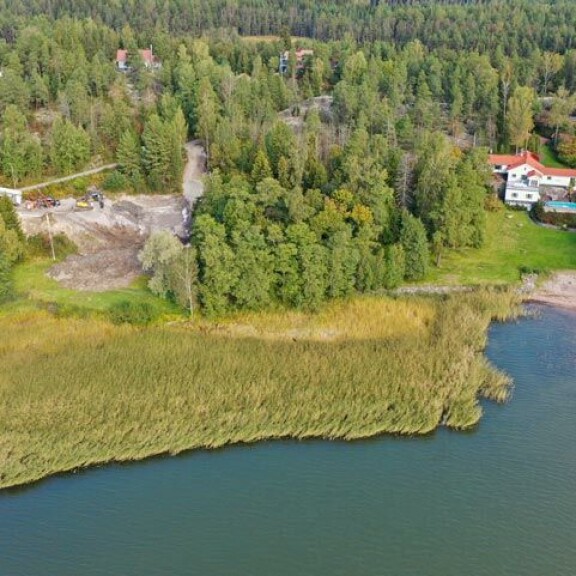 Ilmakuvasta saa hyvän käsityksen siitä, kuinka lähellä uusi talo on Hjalliksen lukaalia. Välissä on vain pieni metsäkaistale. Ilmakuvasta saa hyvän käsityksen siitä, kuinka lähellä uusi talo on Hjalliksen lukaalia. Välissä on vain pieni metsäkaistale.