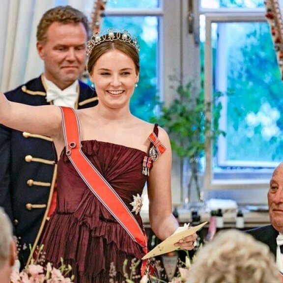 Prinsessa Ingrid Alexandra piti juhlapuheensa gaalaillallisilla. Puheen aikana hän herkistyi kyyneliin asti, mutta lopun maljojen nosto oli riemukas. Prinsessa Ingrid Alexandra piti juhlapuheensa gaalaillallisilla. Puheen aikana hän herkistyi kyyneliin asti, mutta lopun maljojen nosto oli riemukas.