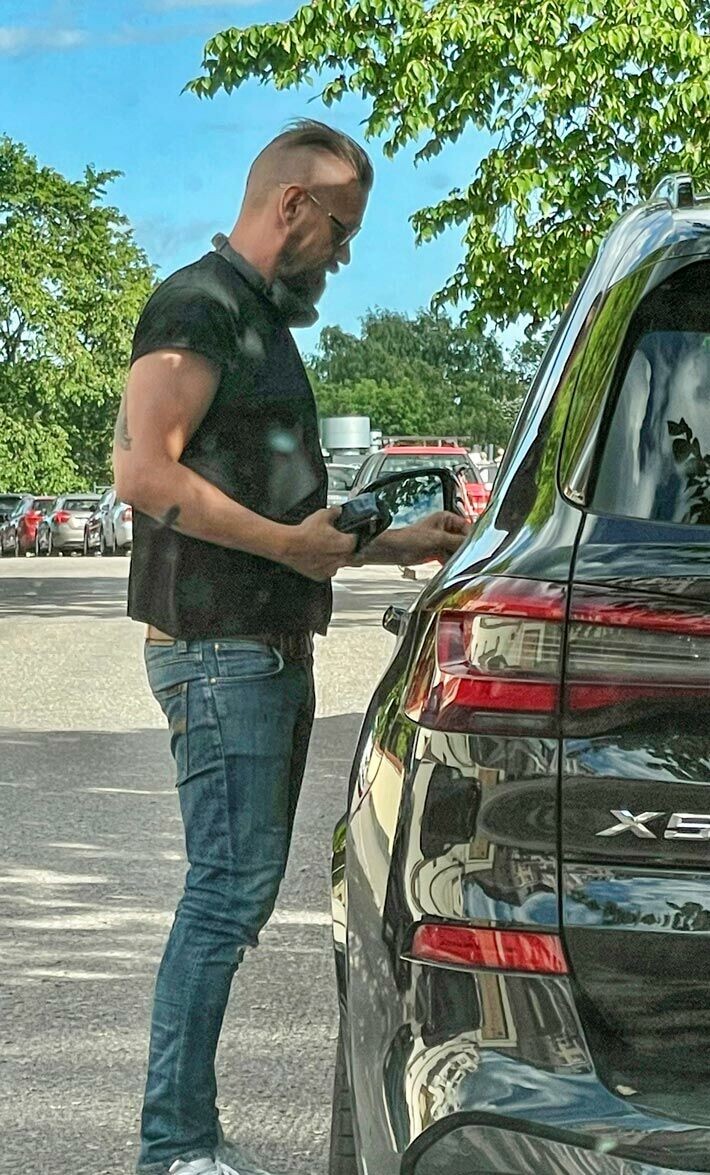 Kesäisen rennosti pukeutunut laulaja hyppäsi tyytyväisenä uudenkarheaan Bemariinsa. Kesäisen rennosti pukeutunut laulaja hyppäsi tyytyväisenä uudenkarheaan Bemariinsa.