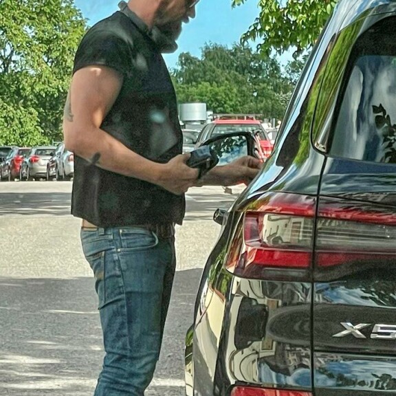 Kesäisen rennosti pukeutunut laulaja hyppäsi tyytyväisenä uudenkarheaan Bemariinsa. Kesäisen rennosti pukeutunut laulaja hyppäsi tyytyväisenä uudenkarheaan Bemariinsa.