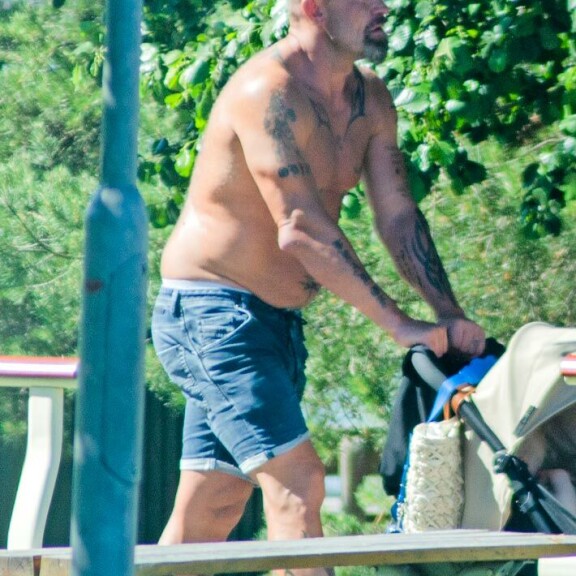 Kesämies Jere nähtiin Naantalissa paidattomana monen muun suomalaismiehen tapaan. Kesämies Jere nähtiin Naantalissa paidattomana monen muun suomalaismiehen tapaan.