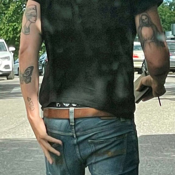 Asukokonaisuuden kruunasivat farkkujen alta muodikkaasti pilkottaneet italialaiset alushousut. Asukokonaisuuden kruunasivat farkkujen alta muodikkaasti pilkottaneet italialaiset alushousut.