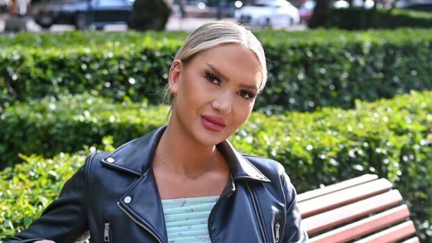 Tosi-tv-tähti Ella Toivainen rankasta leikkauksesta: ”Kivuista huolimatta olin innoissani siitä, miten isot tissit sain” Ella Toivainen