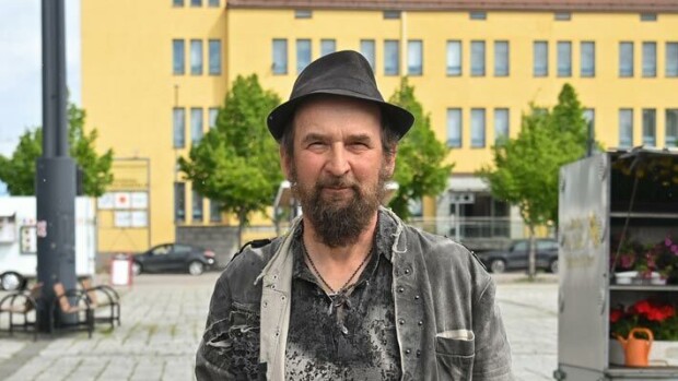 Farmi Suomi -sarjan pehtoori Terho Häkkinen vaihtoi alaa: ”Olen torivalvoja ja matkaopas Pieksämäellä” Terho Häkkinen
