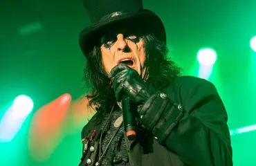 Alice Cooper, 74, bongattiin vaimonsa kanssa Helsingistä - kuva