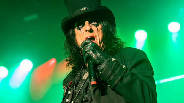 Alice Cooper, 74, bongattiin vaimonsa kanssa Helsingistä - kuva alice cooper