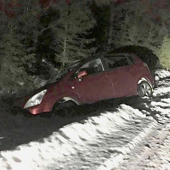 Seiska julkaisi kuvan tammikuussa 2022: Janin nimissä olut auto ajautui ulosajossa syvälle penkkaan. Tapahtumapaikka on Petäjävedellä. Janin nimissä oleva auto ajautui ulosajossa syvälle penkkaan. Tapahtumapaikka on Petäjäjärvellä.