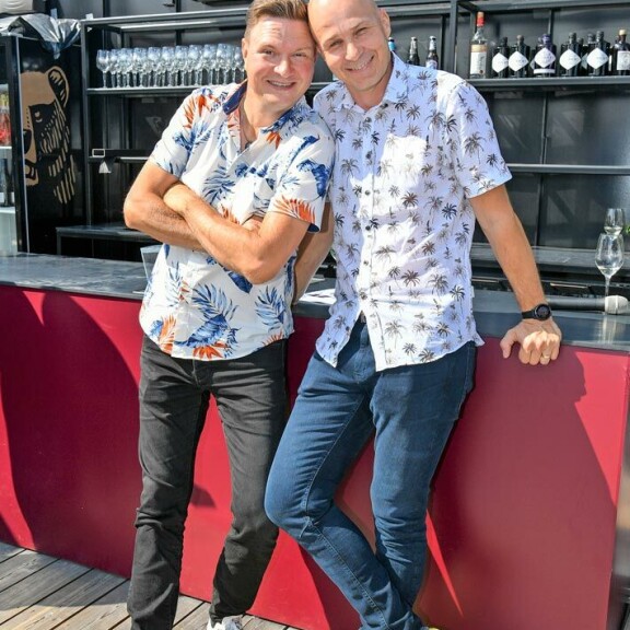 Marko Maunuksela ja Jukka keikkailevat yhdessä. He olivat viettämässä iltaa, kun ikävä pullolla päähän -välikohtaus sattui. Marko Maunuksela ja Jukka keikkailevat yhdessä. He olivat viettämässä iltaa, kun ikävä pullolla päähän -välikohtaus sattui.