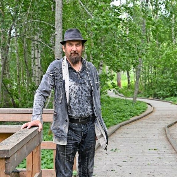Pieksänjärven rannan pitkospuut ovat Terhon nikkaroimat. – Tehtiin niin leveät, että pääsevät vanhainkodista pyörätuoleilla vieretysten, tekijämies nauraa. Pieksänjärven rannan pitkospuut ovat Terhon nikkaroimat. – Tehtiin niin leveät, että pääsevät vanhainkodista pyörätuoleilla vieretysten, tekijämies nauraa.