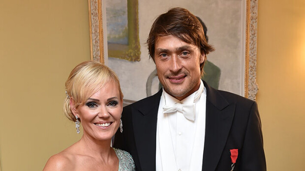 Sirpa ja Teemu Selänteen lipunnostokuva ihastutti - Teemun ulkonäkö tosin herätti kysymyksiä Sirpa ja Teemu Selänne
