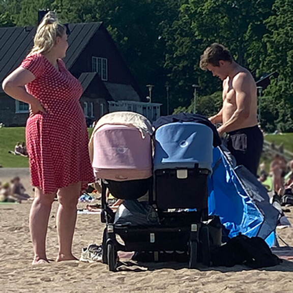 On-off-suhteestaan tunnetut Vilma ja Juuso nauttivat pikkuistensa kanssa kesäpäivästä rannalla. Vilma ja Juuso